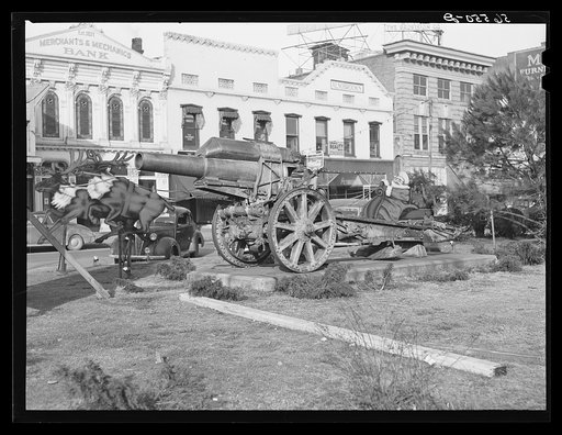 Santa Claus and cannons in square in center of town. Columbus, Georgia