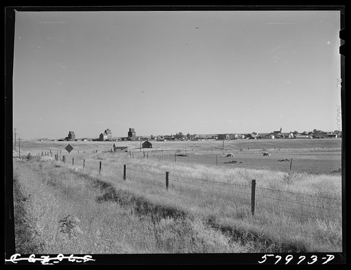 Grain elevators in Froid, Montana