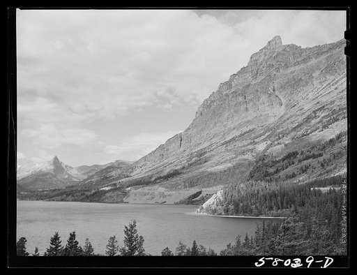 Lake Saint Mary on Going-to-the-Sun highway. Glacier Park, Montana