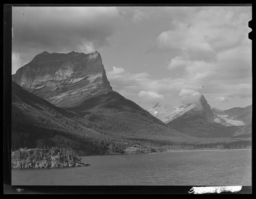 Lake Saint Mary on Going-to-the-Sun highway. Glacier National Park, Montana