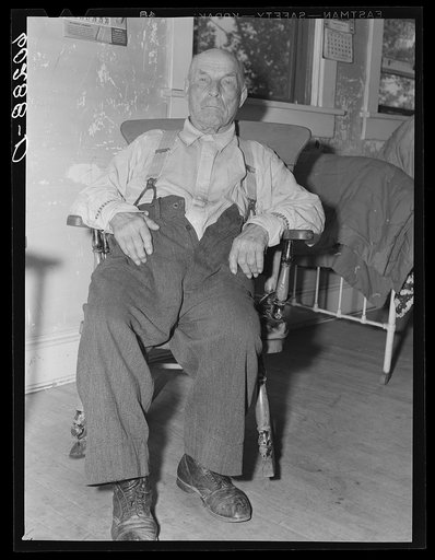 Old lumberjack now living in Northern Minnesota Pioneers' Home. Spooner, Minnesota