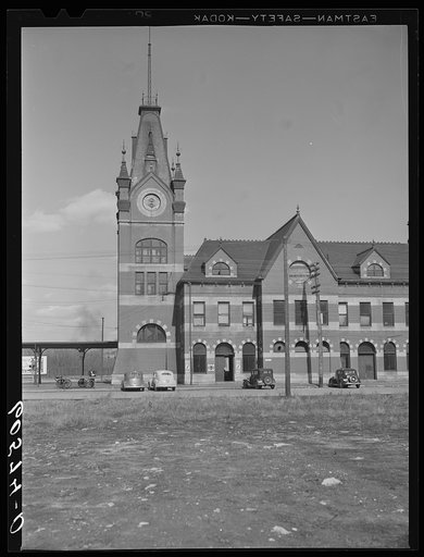 Untitled photo, possibly related to: Illinois Central Railroad station. Dubuque, Iowa