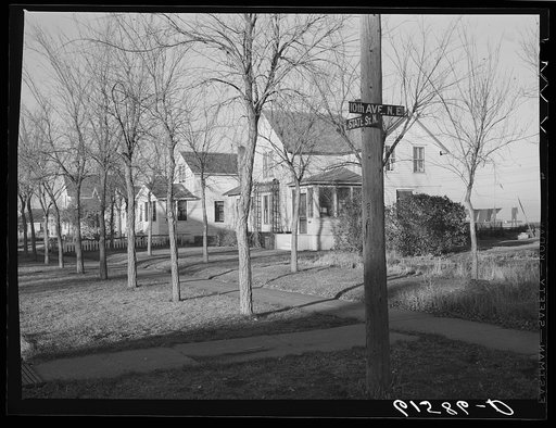 Residential section, Aberdeen, South Dakota. This is one of the few Dakota towns with plenty of trees. They were brought here when the town was first settled by Easterners