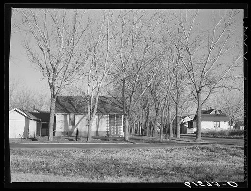 Residential section, Aberdeen, South Dakota. This is one of few towns with plenty of trees. They were brought here when the town was first settled by Easterners