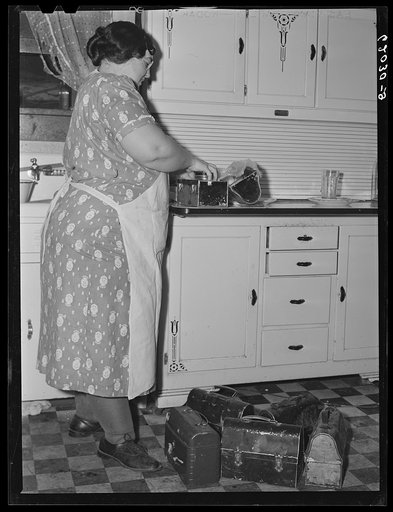 Mrs. Jones fixing lunch pails for her boarders. Radford, Virginia