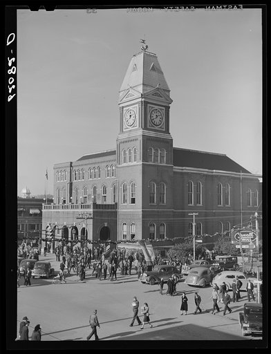 Courthouse. Saturday afternoon. Gadsden, Alabama