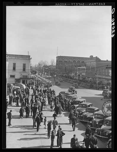 Untitled photo, possibly related to: Christmas shopping crowds. Gadsden, Alabama