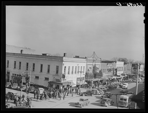 Untitled photo, possibly related to: Christmas shopping crowds. Gadsden, Alabama