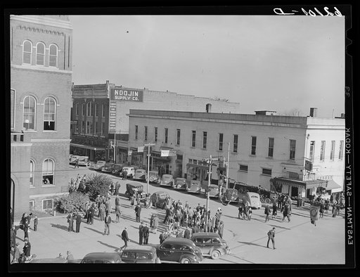 Untitled photo, possibly related to: Christmas shopping crowds. Gadsden, Alabama
