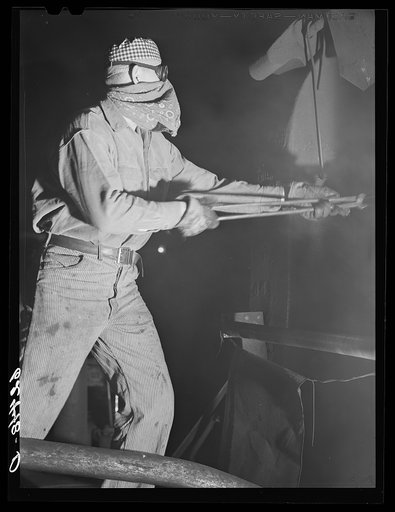 Worker at rolling mill. Washington Tinplate Company, Washington, Pennsylvania