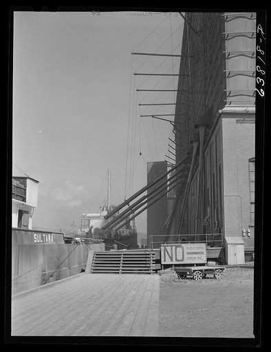 Loading grain boat. Superior, Wisconsin