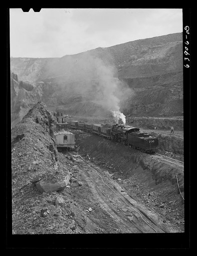Untitled photo, possibly related to: Carloads of iron ore at Mahoning pit. Hibbing, Minnesota