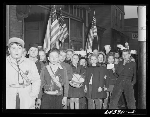 New Boston, Ohio. Schoolchildren at the post office to buy defense stamps