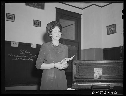 Epping, North Dakota. Mrs. Dahlen, wife of county chairman of the defense savings campaign, addressing a meeting of women