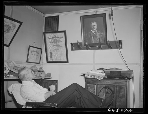 Hettinger, North Dakota. Barber
