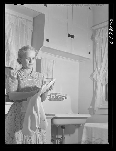 Lincoln, Nebraska. Mrs. Floyd Lynn drying dishes