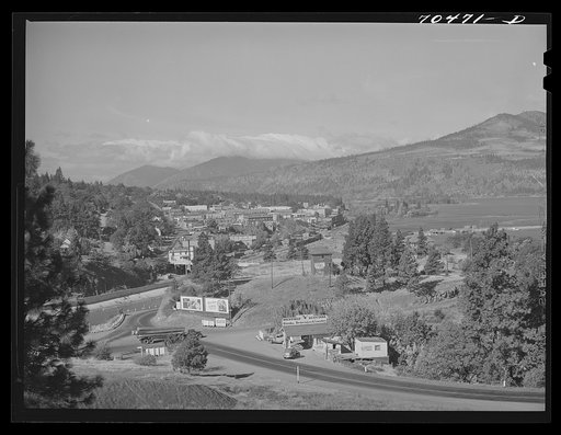 Hood River, Oregon, shipping and shopping center for Hood River Valley, where apples and pears are main crops