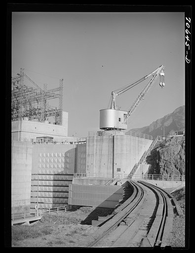 Gates to navigation locks, Bonneville Dam, Oregon. This is a lift lock, seventy-five feet wide and five hundred feet long. This is the highest single lift lock in the world, being fifty-nine feet high