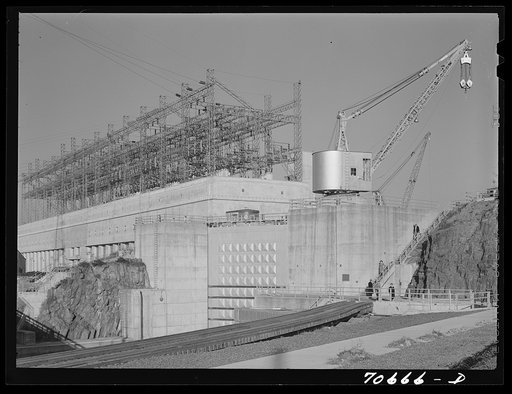 Powerhouse and navigation locks at Bonneville Dam, Oregon