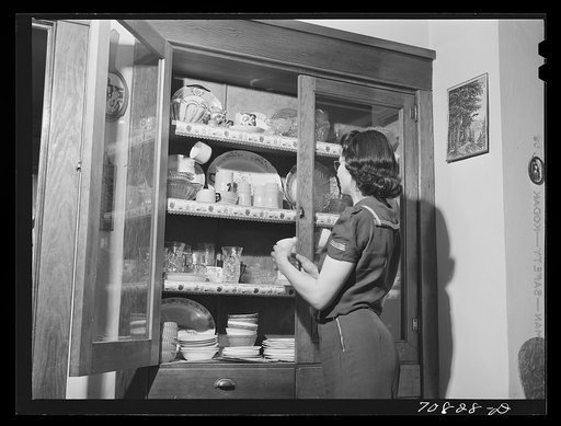 Mrs. Lee Wagoner, wife of Black Canyon Project farmer, sets the table for dinner. Canyon County, Idaho