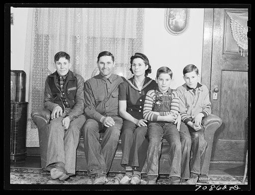 Mr. and Mrs. Lee Wagoner and their family. Black Canyon Project, Canyon County, Idaho