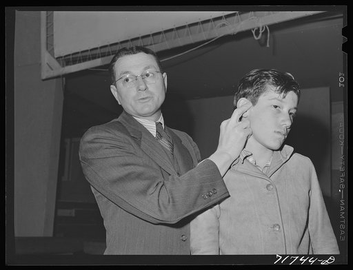 Woodville, California. FSA (Farm Security Administration) farm workers' community. Doctor pointing out "pressure spot" to stop arterial bleeding at the first aid class