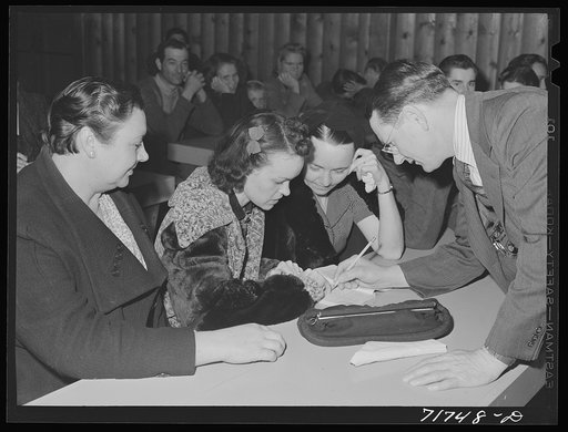 Woodville, California. FSA (Farm Security Administration) farm workers' community. Instruction in first aid