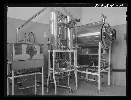 Eleven Mile Corner, Arizona. Cairns General Hospital, FSA (Farm Security Administration) farm workers' community. Sterilizing equipment