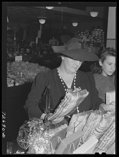 Turlock, California. Housewife shops for household goods