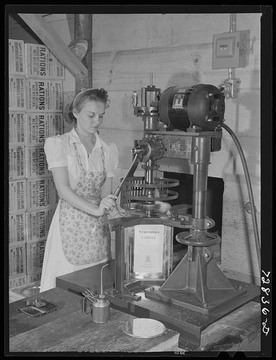 Turlock, California. Hermetically sealing cans of dehydrated cabbage