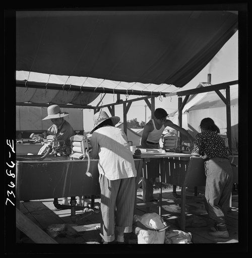 Nyssa, Oregon. FSA (Farm Security Administration) mobile camp. Laundry room