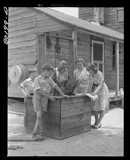 Supervisor of home economics talking over problem with Hardesty family. Charles County, Maryland