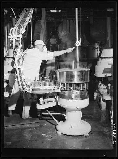 Filling cans with tomato juice. Phillips Packing Company, Cambridge, Maryland