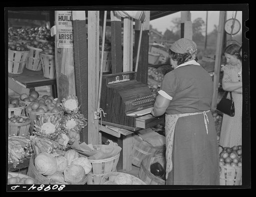 Harvest market near Windsor Locks, Connecticut sees a rushing business at Connecticut