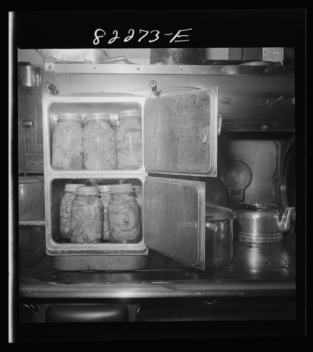 Honey Brook (vicinity) Pennsylvania. Cheap tin steamer used for cooking corned beef in home of Amish FSA (Farm Security Administration) client