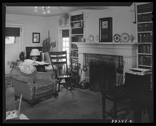 Ephrata, Pennsylvania (vicinity). Living room in Fry homestead