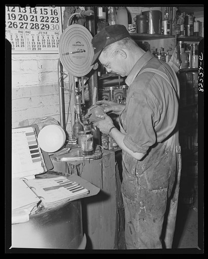 Arlington, Virginia. Auto refinishing plant. Mechanical paint mixer