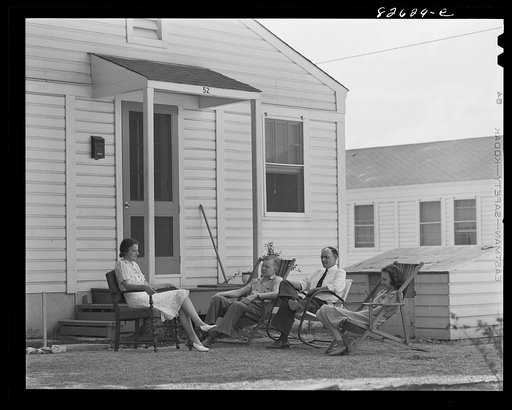 Childersburg, Alabama. Cousa Court defense housing project. Family cooling off in the shade in the evening