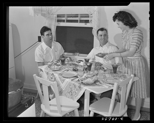Childersburg, Alabama. Cousa Court defense housing project. The Smiths' have taken in a fellow defense worker to help solve the housing problem