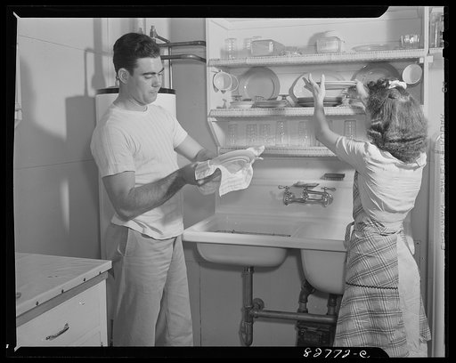 Childersburg, Alabama. Cousa Court defense housing project. The Smiths share the drudgery of housework, for they both have important war jobs
