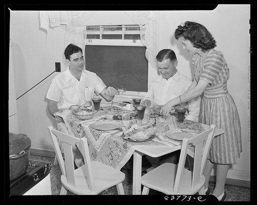 Childersburg, Alabama. Cousa Court defense housing project. The Smiths have taken in a fellow defense worker to help solve the housing problem