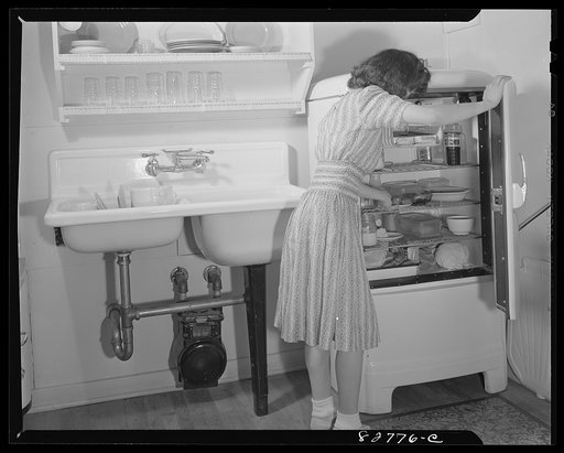 Childersburg, Alabama. Cousa Court defense housing project. A well-planned kitchen has made cooking "more play than work" for Mrs. Smith