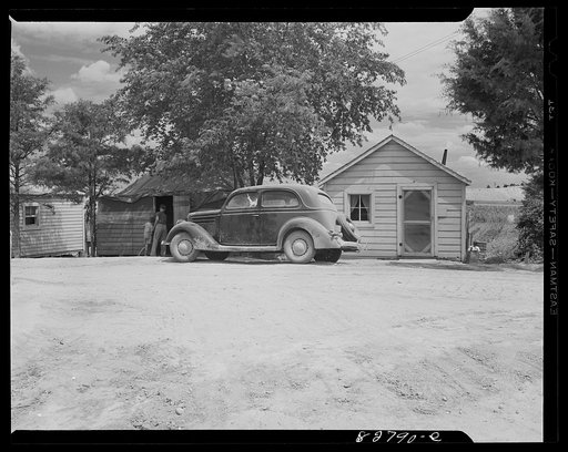 Childersburg, Alabama. Defense workers who could not get in a housing project or buy trailers live in tents or one room shacks