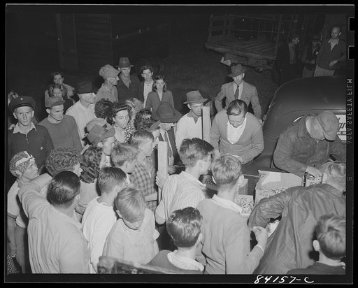 Batavia, New York. Elba FSA (Farm Security Administration) farm labor camp. Groceries being distributed among the migrants on the second evening after their arrival