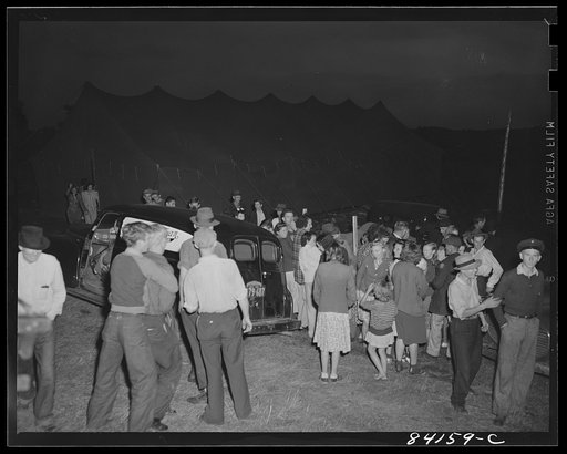 Batavia, New York. Elba FSA (Farm Security Administration) farm labor camp. Groceries being distributed among the migrants on the second evening after their arrival