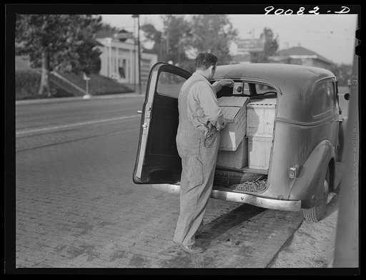Sam Clover delivering eggs from poultry enterprise of Two Rivers co-op at Waterloo to a Toddle House restaurant in Omaha, Nebraska