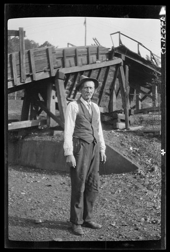 Plymouth, West Virginia. George Roach, a native of the region and friendly to Red House Farms, federal homestead project at Eleanor, West Virginia
