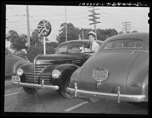 Chevy Chase, Maryland. Serving supper to motorists at a Hot Shoppe on Wisconsin Avenue, just over the District line in Maryland