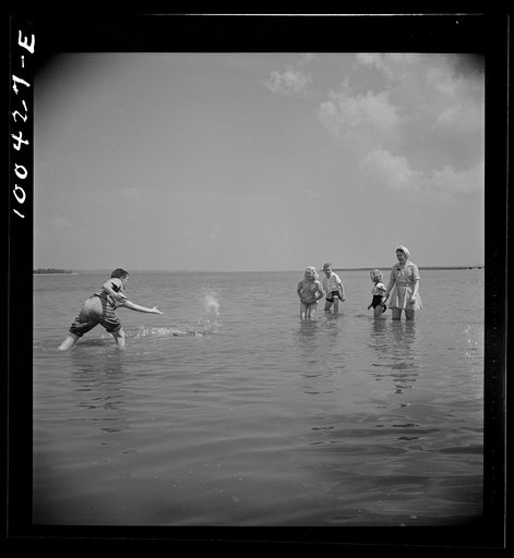 Untitled photo, possibly related to: St. Mary's County, Maryland. Sunday school picnic on the Fourth of July, on the edge of the Patuxent River
