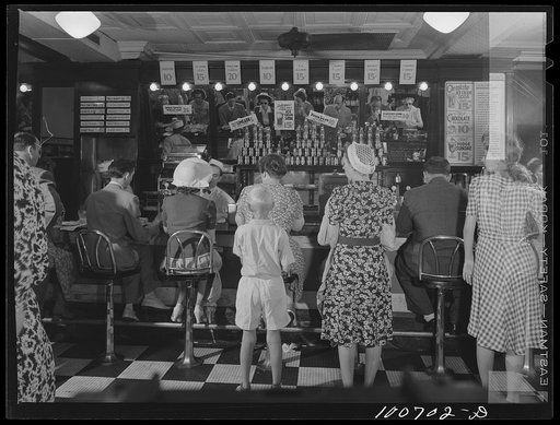 Washington, D.C. Peoples' drugstore on G Street N.W. at noon